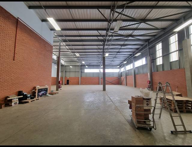 1,069M² WAREHOUSE TO LET IN LONGLAKE